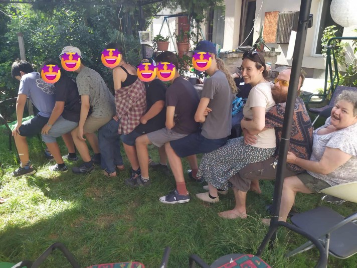 Közösség, élmény, tábor, észrevehetetlen közös tanulás. 